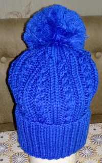 Вязанная синяя шапка для девочки