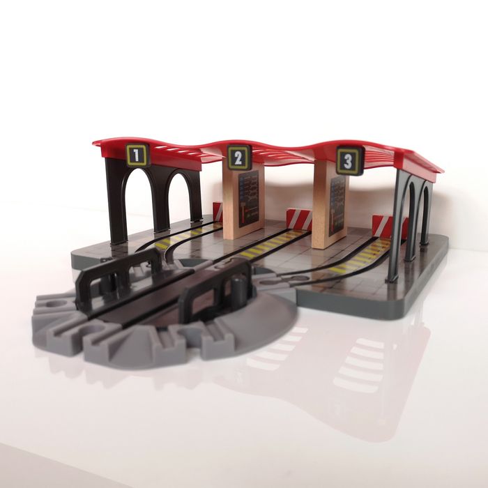 Duża, drewniana parowozownia Playtive z 3 peronami i obrotnicą