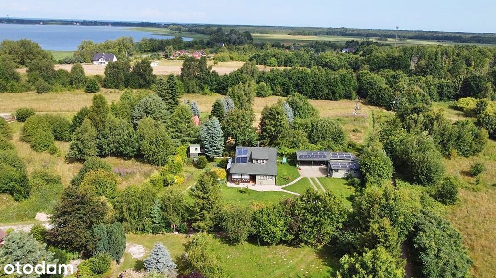 Zielona posiadłość z domkiem na drzewie – jezioro i morze w zasięgu