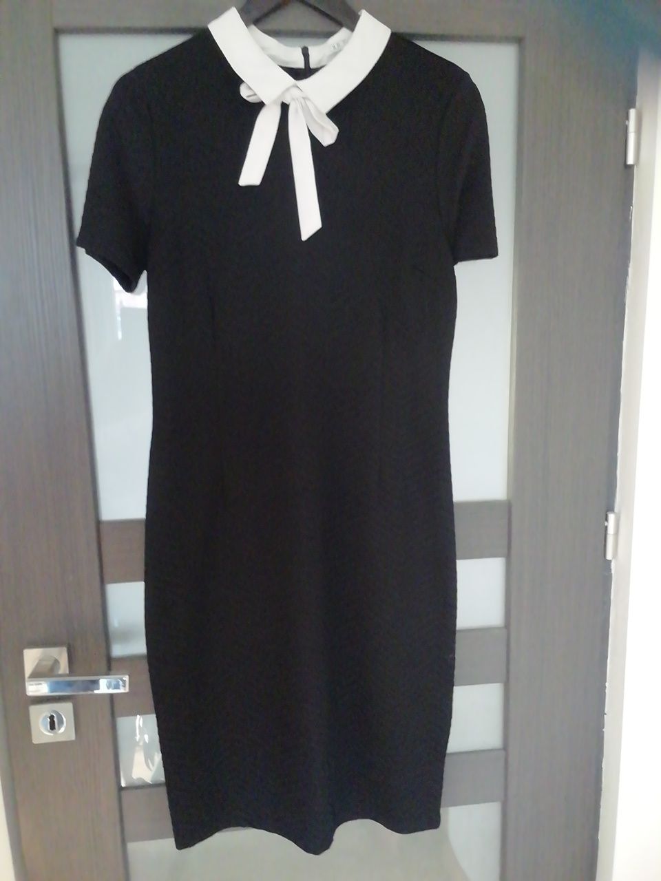 Ołówkowa sukienka midi r. 40 firmy Quiosque