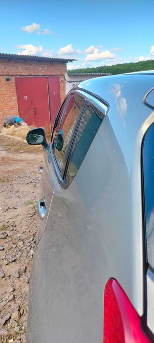 Чудовий автомобіль кросоверр.