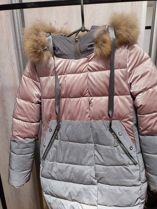 Куртка стеганная девочке осень зима с мехом натуральным енот 134р 7-8л