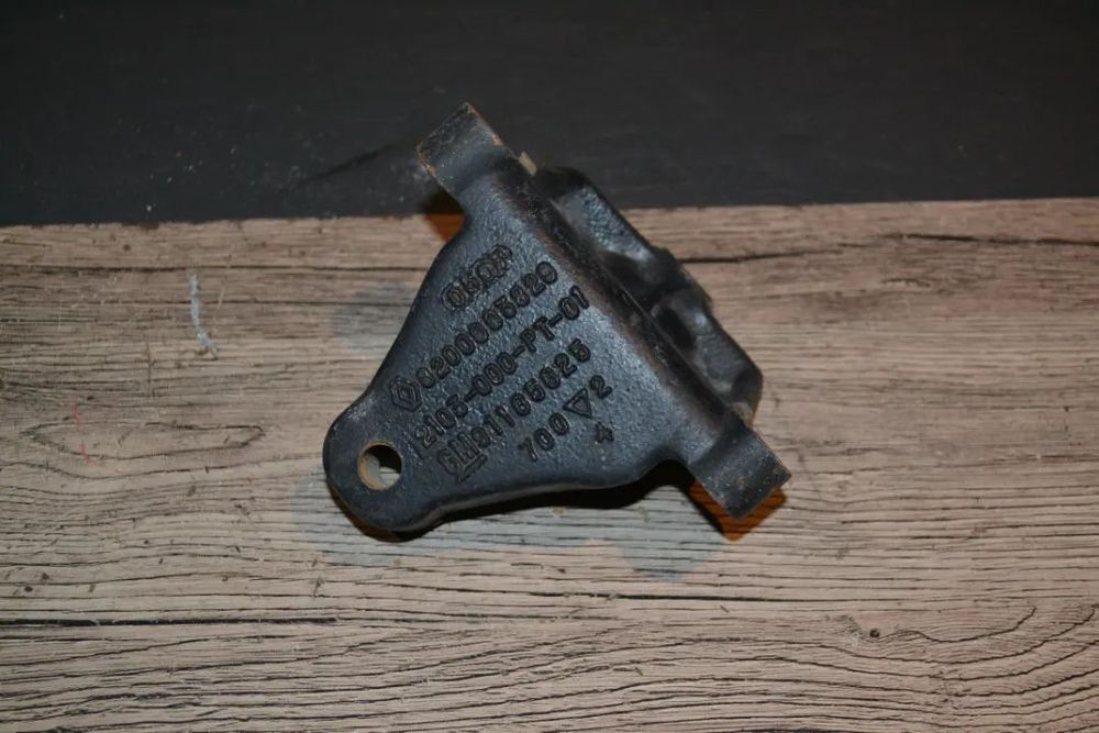 OPEL VIVARO RENAULT TRAFIC 1,9 DCI ŁAPA PODPORA MOCOWANIE PODUSZKI SKRZYNI BIEGÓW 8200003829