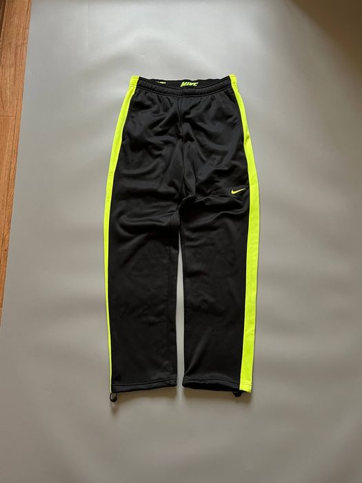 широкі штани від Nike на утяжках
