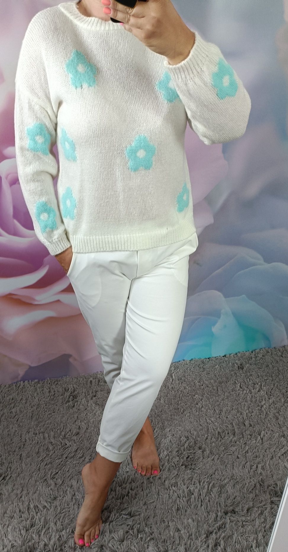 Sweter kwiat okrągły dekolt