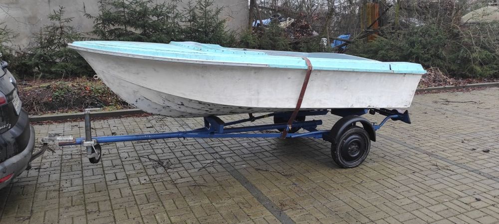 Łódka wędkarska z przyczepką