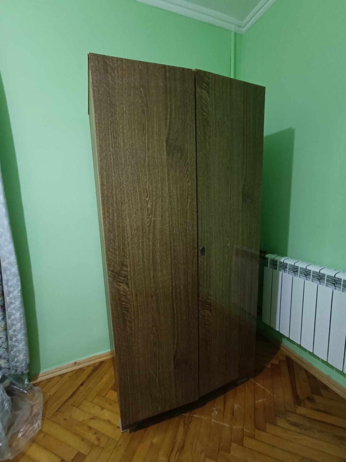 Шкаф двухдверний + сервант ПОДАРУЮ