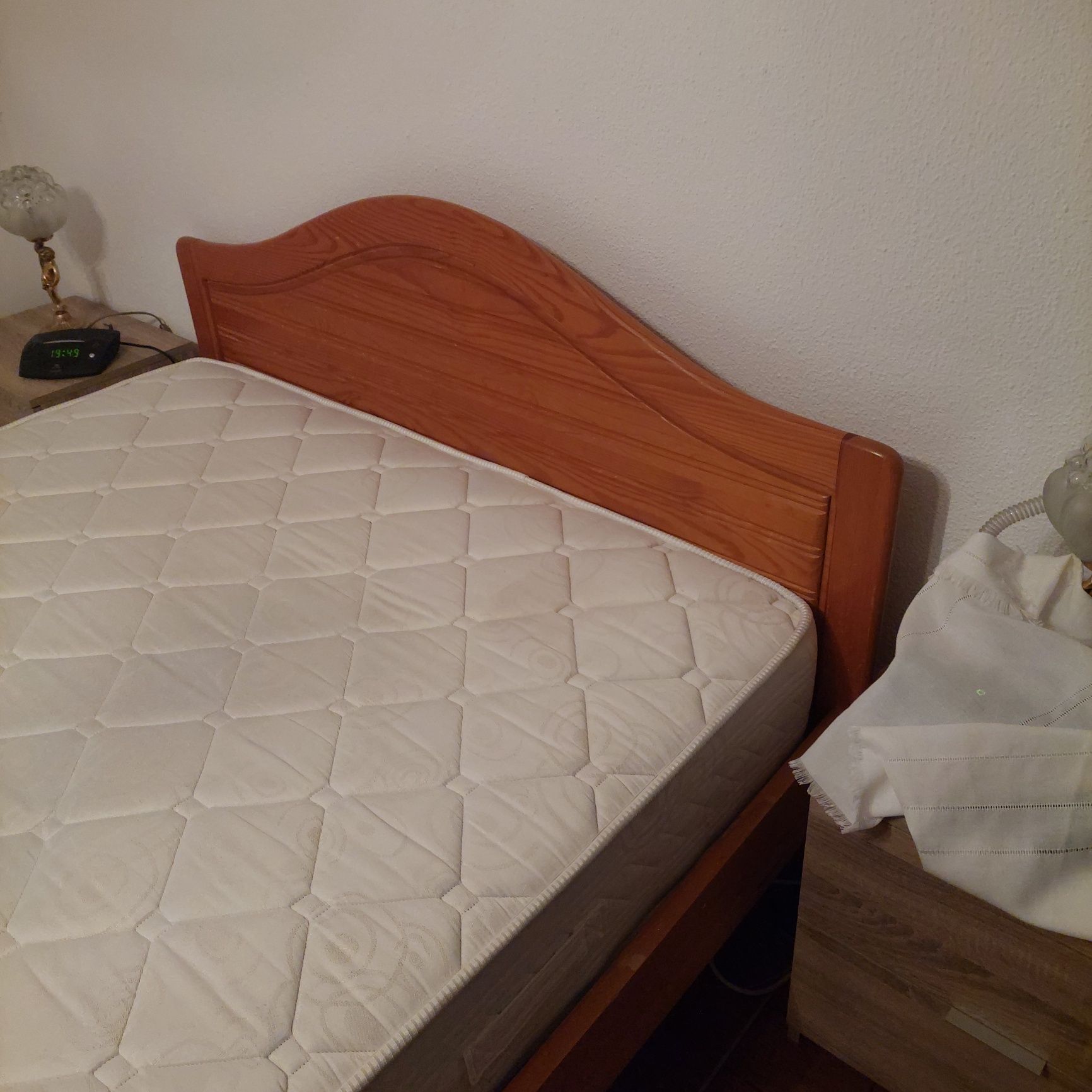 Cama de casal pinho com colchão e estrado