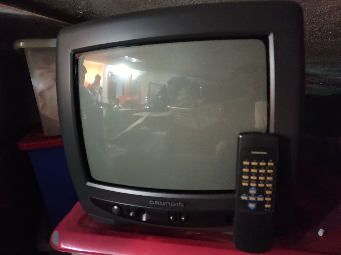 Televisão Grundig P37-731