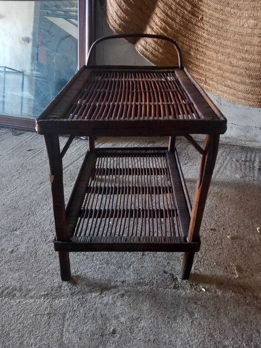 Carrinho de bar ou carrinho de chá antigo, feito de rotim e bambu.