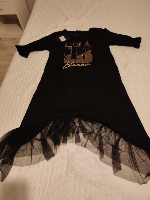 Czarna sukienka zakomczona  tiulem i kieszeniami