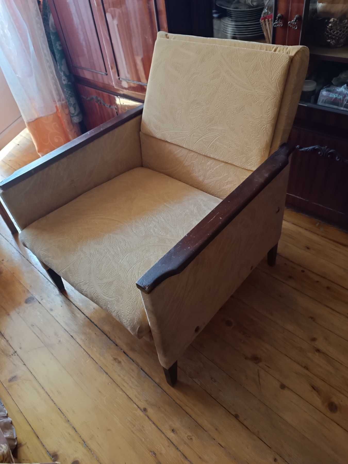 Продам кресло-кровать в хорошем состоянии.