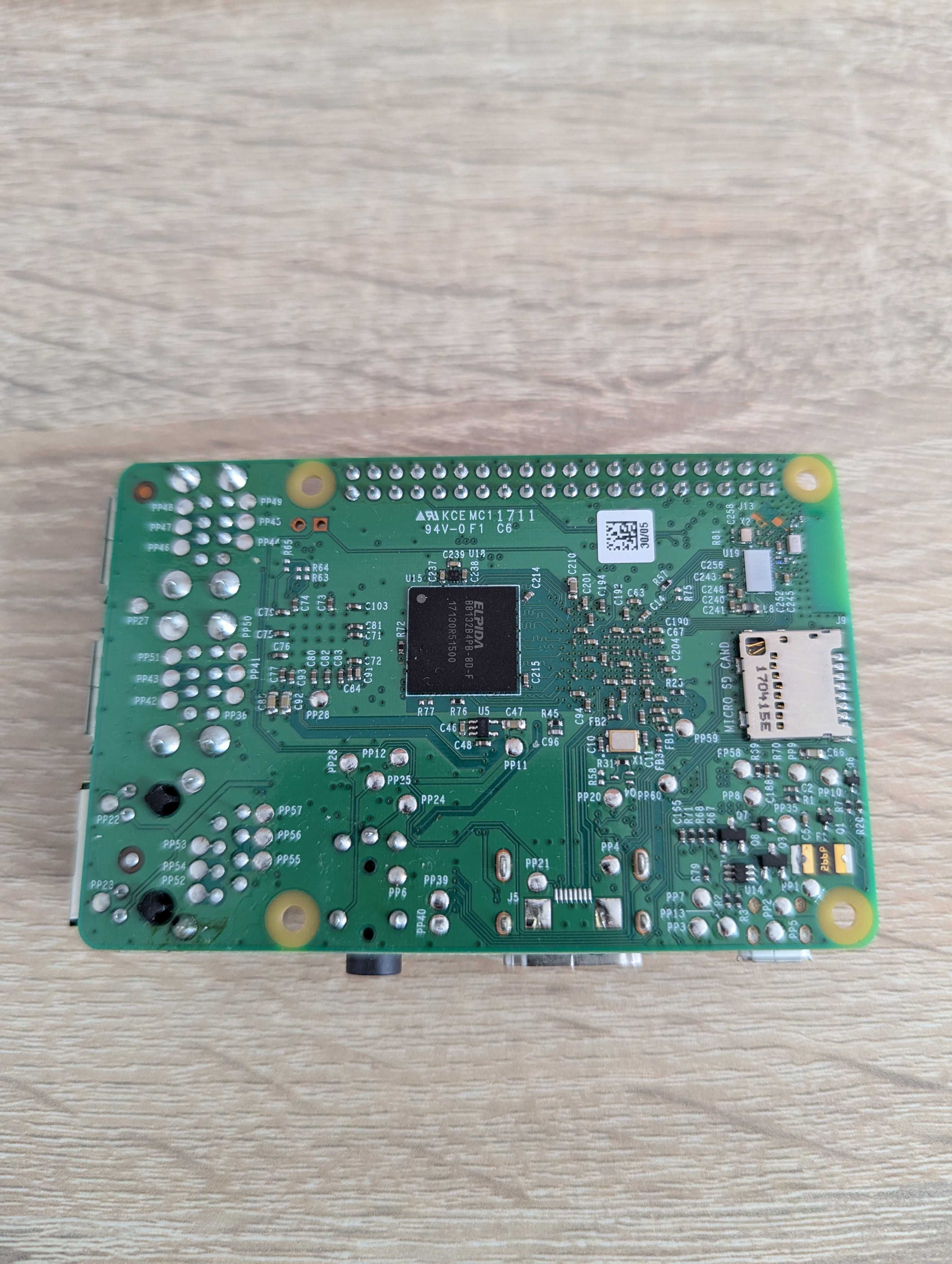Raspberry Pi 3 model B z etui, karta 32GB, adapter USB, pilot