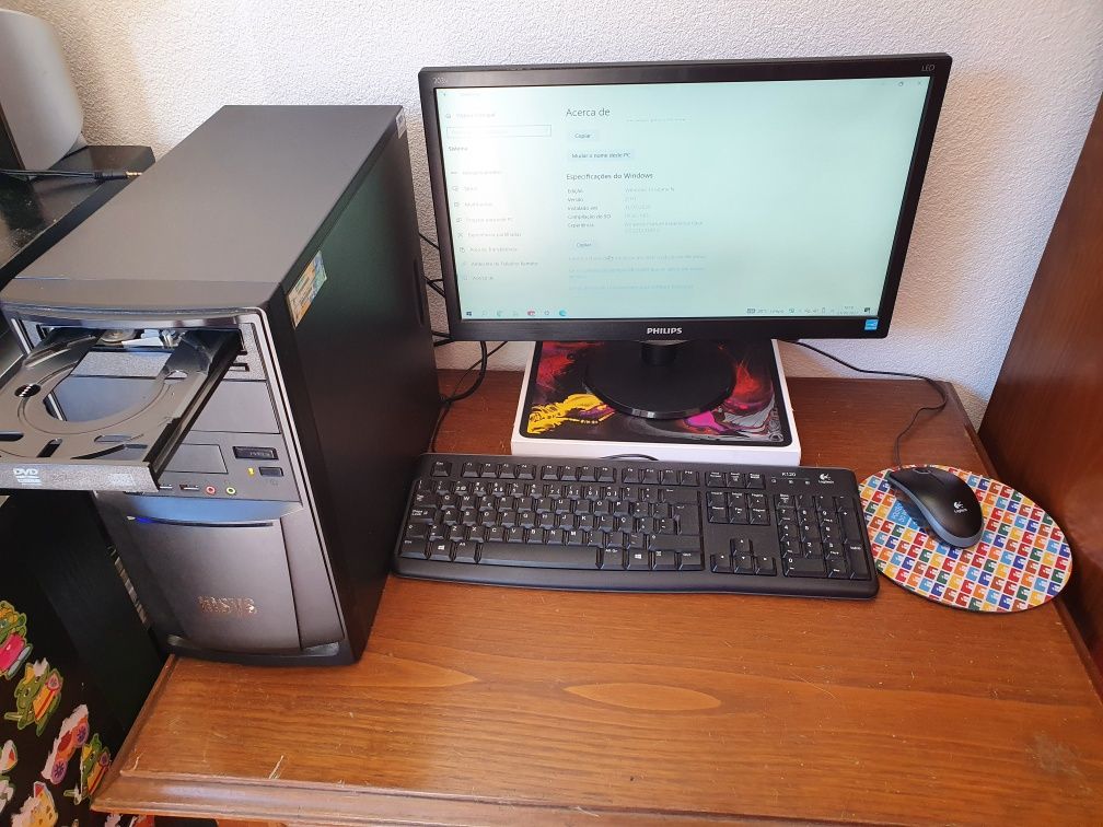 Computador de Mesa - Monitor - Rato e teclado