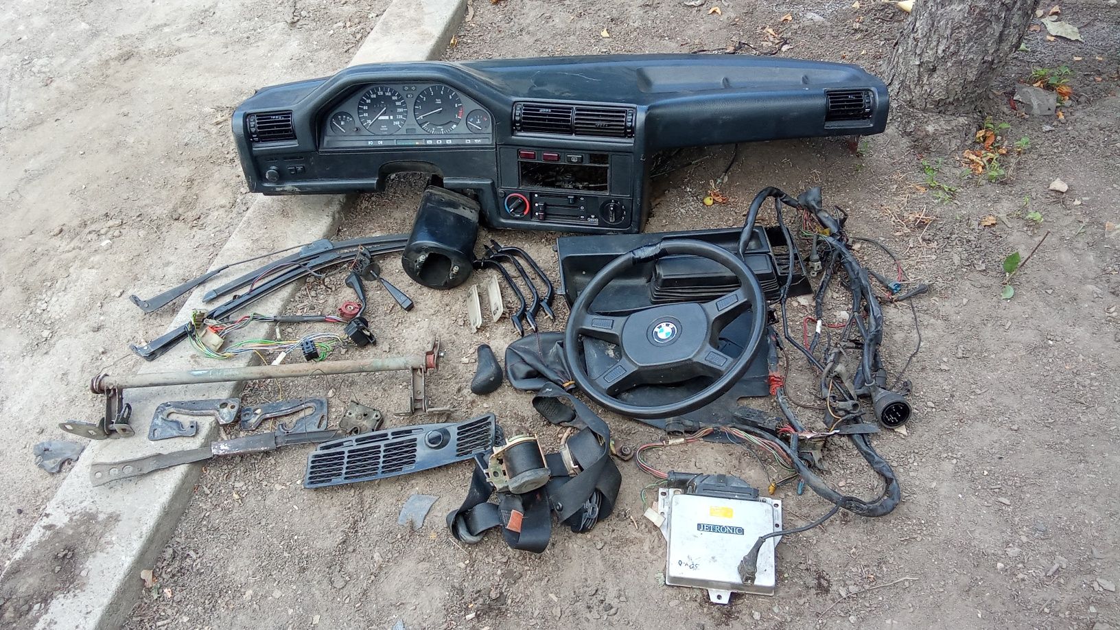 Продам різні деталі BMW e30