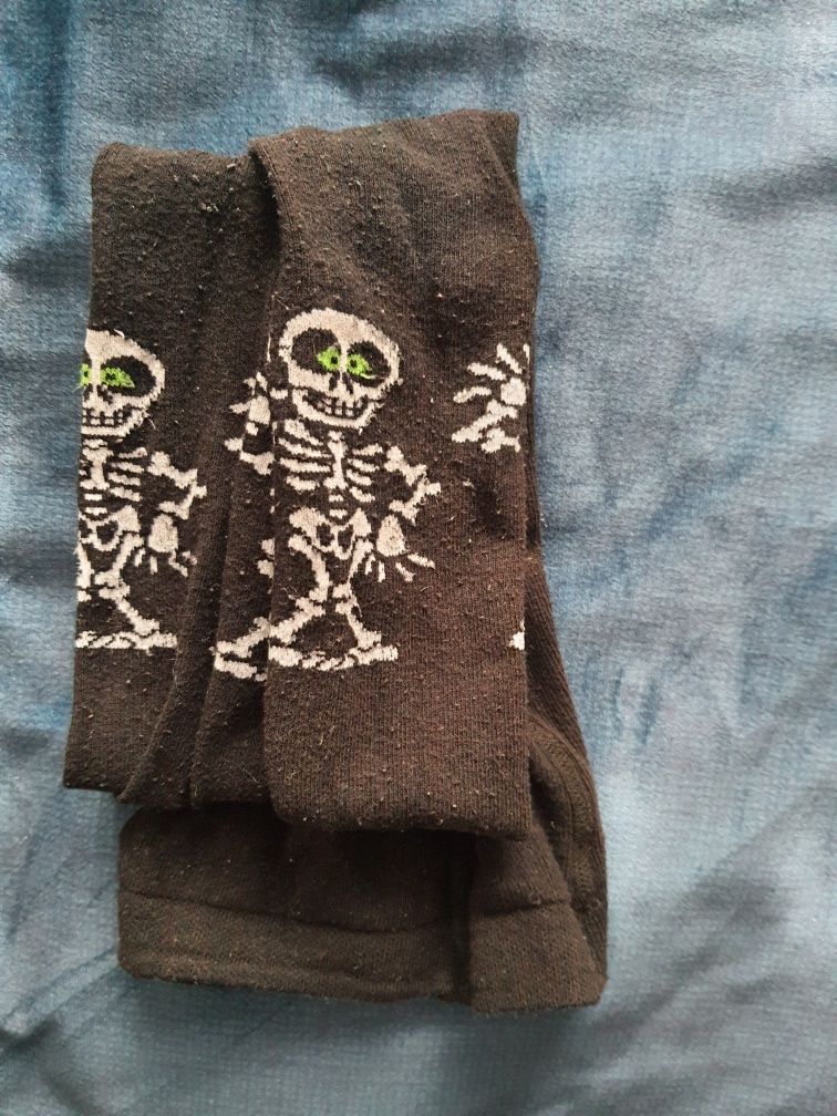 Rajstopy czarne ze szkieletami na Halloween
