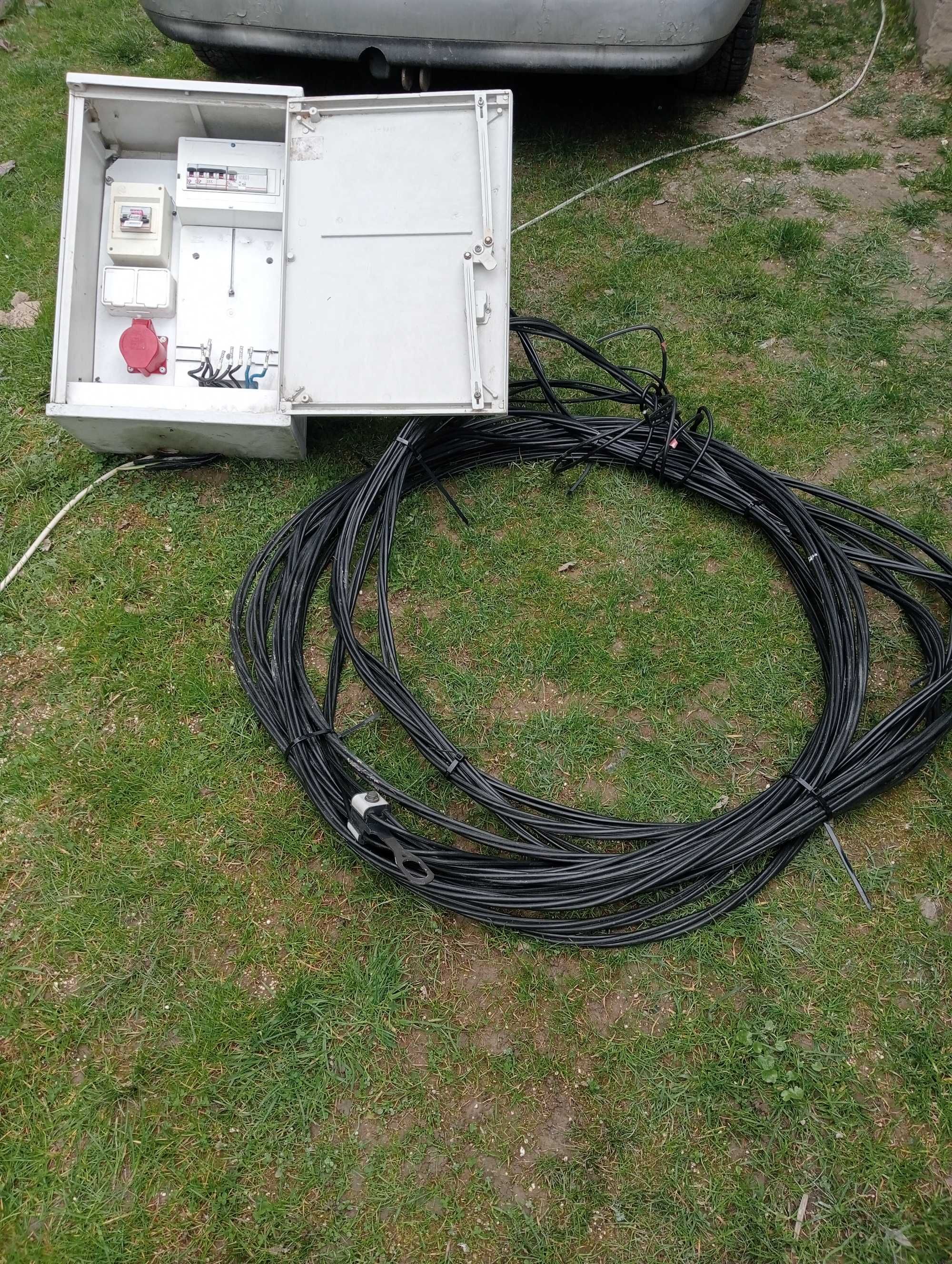 Skrzynka elektryczna i kabel napowietrzny