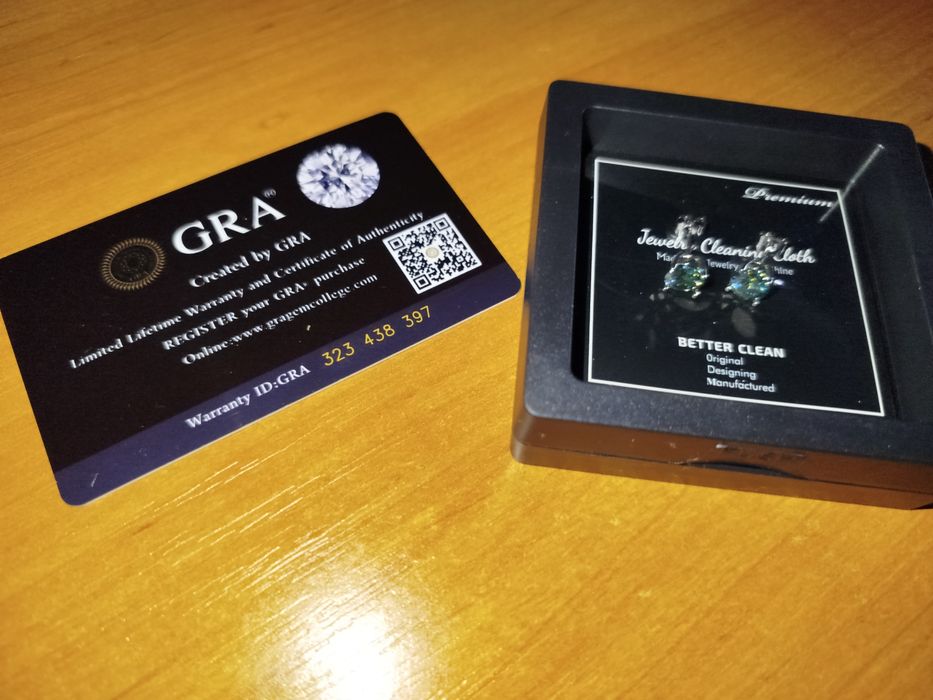 Яскравий муассаніт зеленого кольору , срібні з покриттям платини. Серт