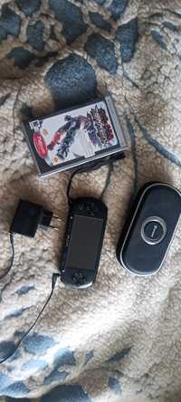 PSP Sony 1004 + Karta pamieci 2 gb + Ladowarka + Etui + gra oryginal o
