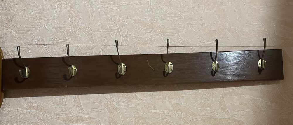 Вішалка для одягу на красивій дубовій  дошці