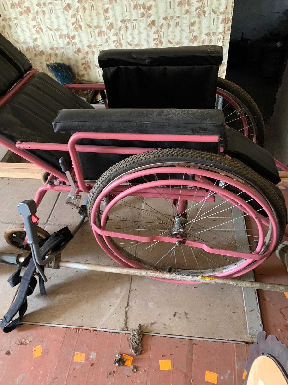 Комфортабельная, многофункциональная инвалидная коляска.