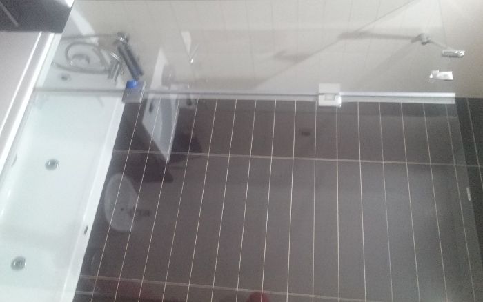 banheira de hidromassagem e vidro de resgaurdo com fixador em inox.