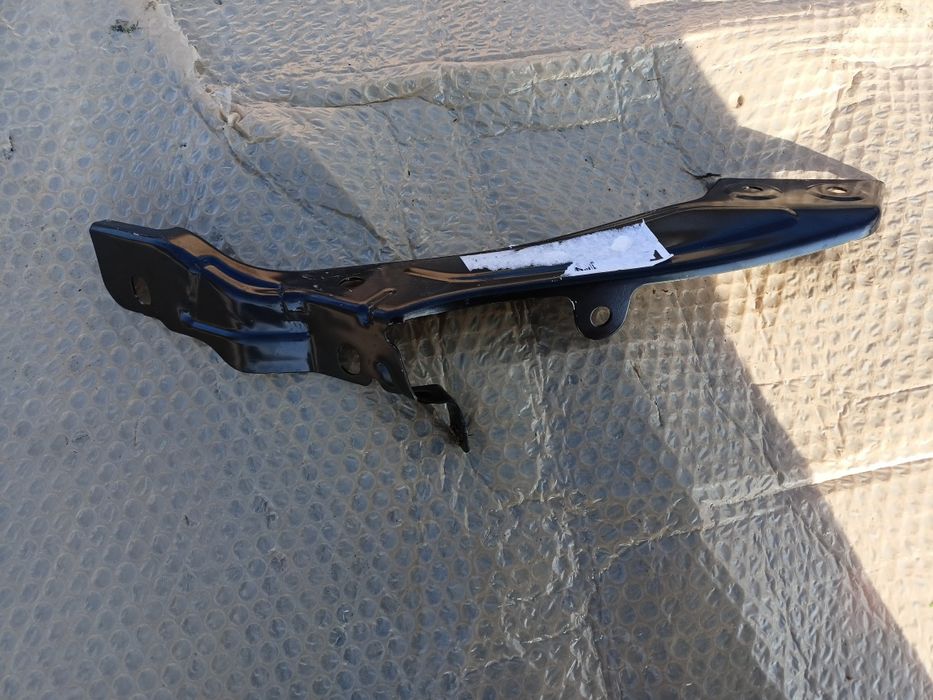 Renault Megane IV 4 15- wspornik błotnika prawy przód mocowanie uchwyt