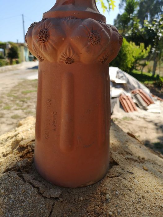 Bicos de enfeite em barro para cume