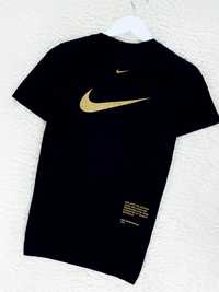 Футболка Nike big logo nsw swoosh tech fleece