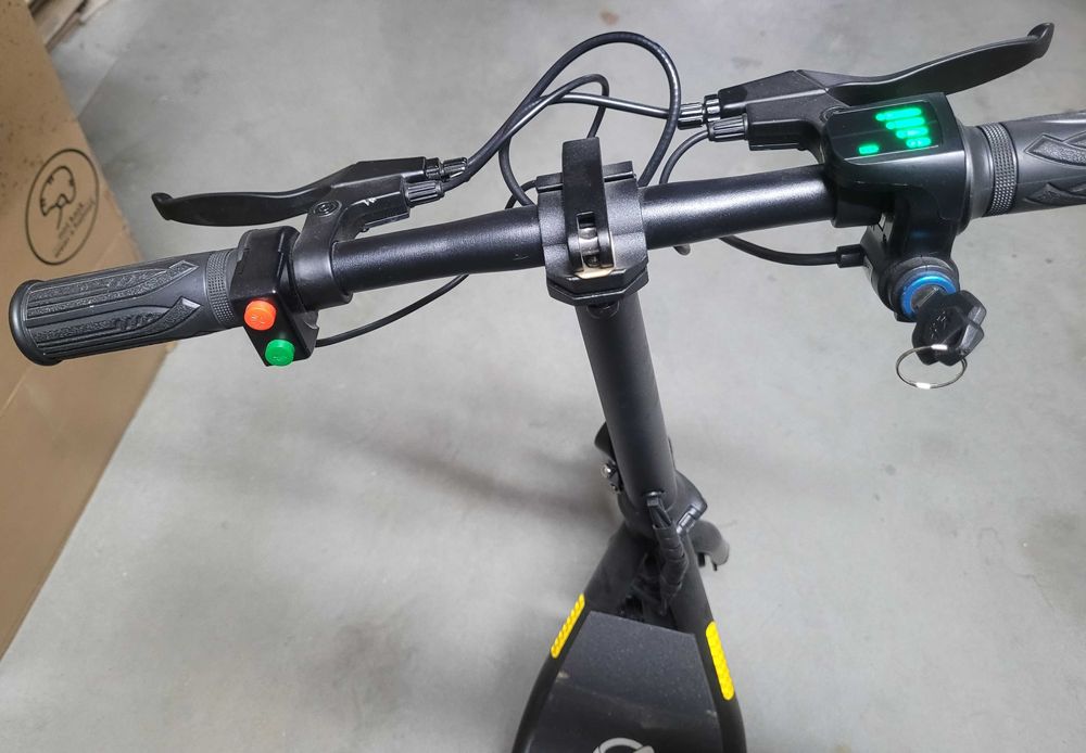 Hulajnoga elektryczna z siedziskiem skuter el. Manta 12'' MES1202H