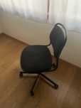Duas cadeiras pretas confortaveis em excelente estado