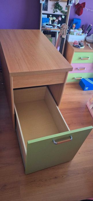 Gavetão de arrumação e também mesa de cabeceira