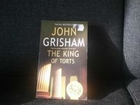 Książka The King of Torts (Król afer) autor John Grisham. W jęz. ang.