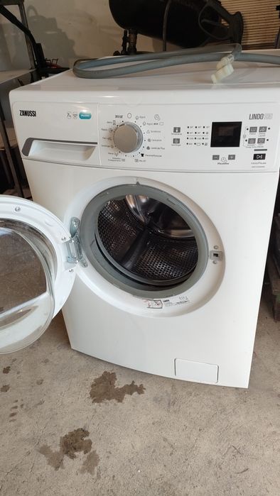 Máquina de lavar roupa Zanussi.