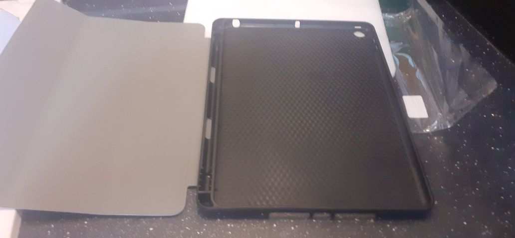 Etui na tablet 10.2