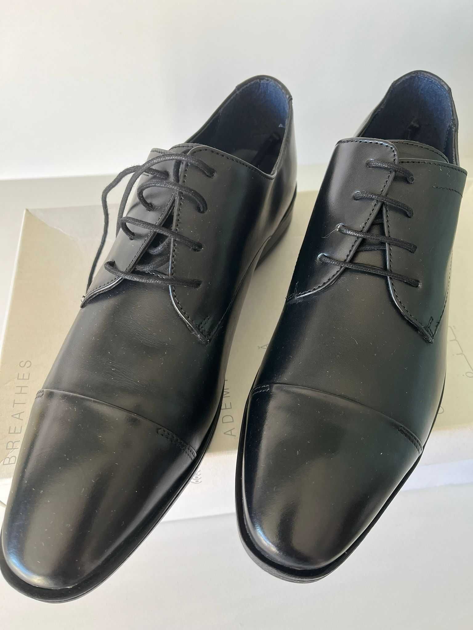 Sapatos de homem em pele (novos)