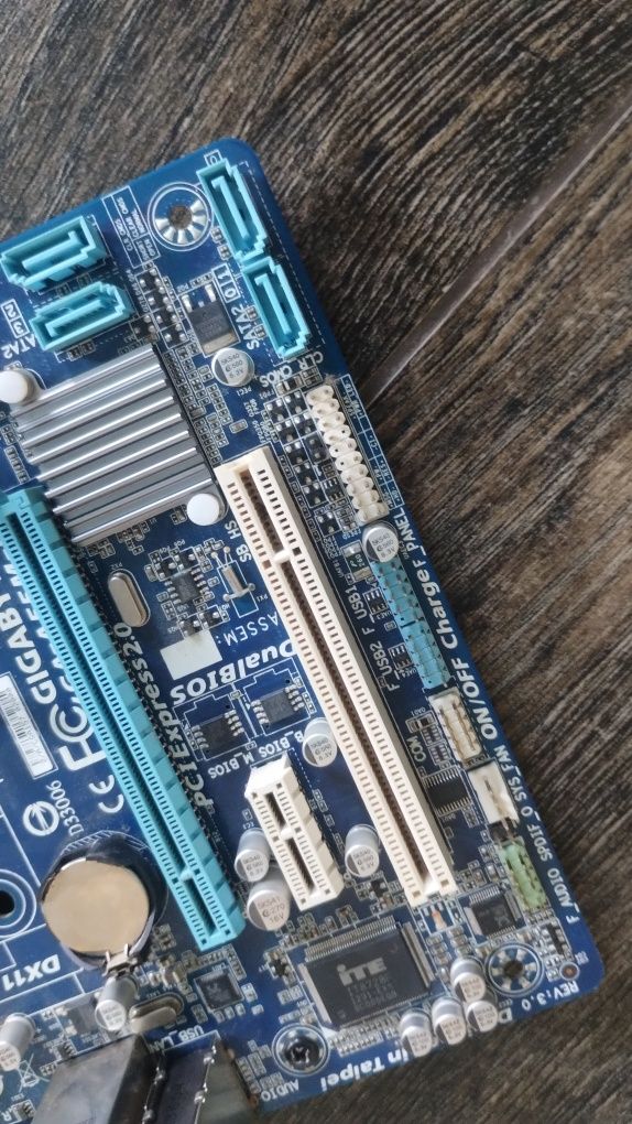 Продам материнську плату гігабайт + процесор amd a8-3820
