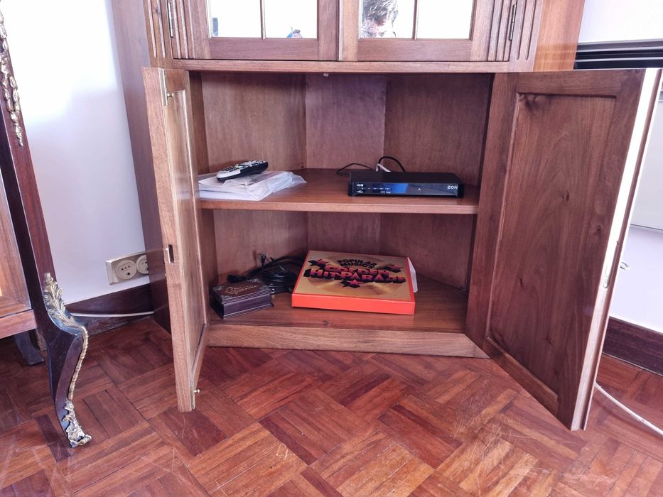 Móvel de canto em madeira maciça com portas espelhadas