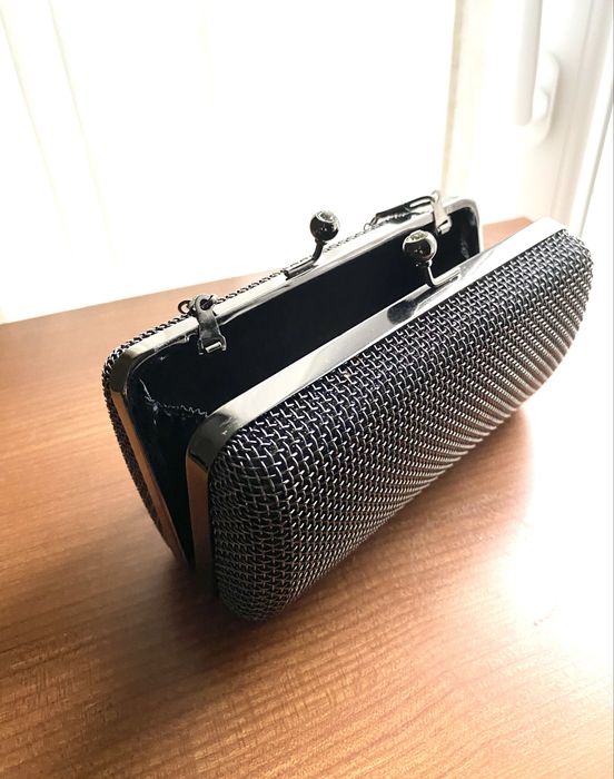 Lindíssima clutch / pochete, metálica, preta