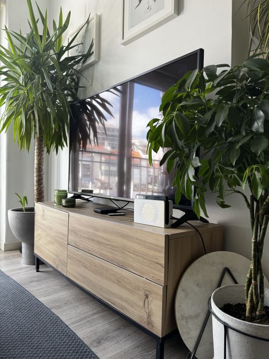 Móvel de TV em madeira clara – estilo moderno