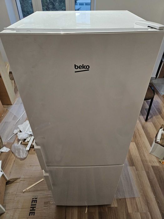 Lodówka BEKO CSA240M21W uszkodzona na części
