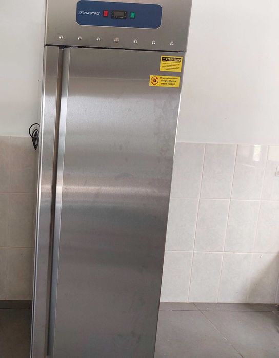 Armário refrigerado (congelados) 700 litros em inox - Frio Negativo