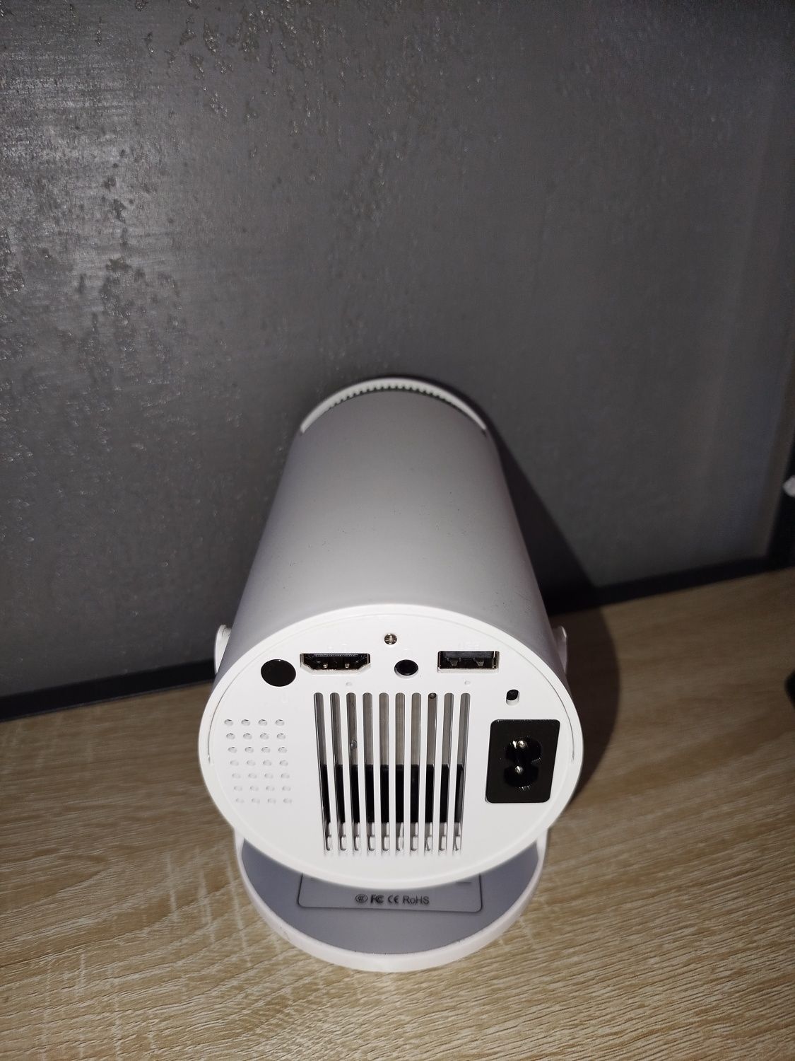 Projektor HY300.