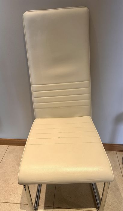 2 cadeiras brancas costas altas