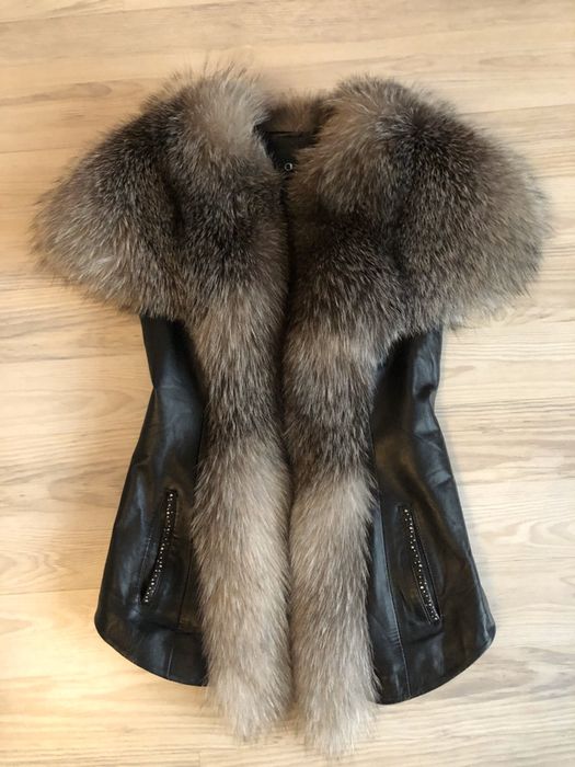 Женская кожаная жилетка с чернобурки