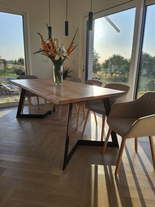 Stół dębowy z żywicą epoksydową