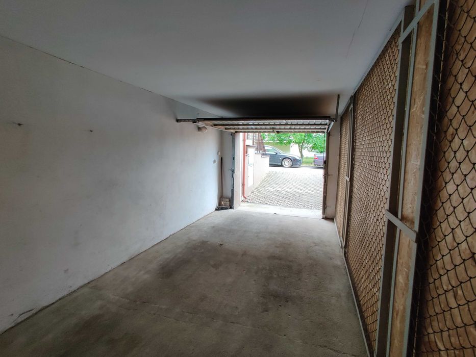 Garaż w bryle bloku – Romanowska 55B – zaparkuj także przed garażem