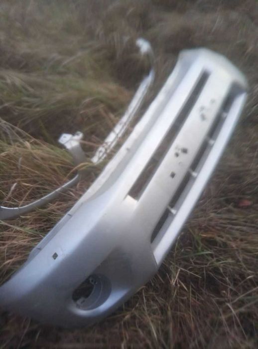 Бампер передний RAV4 + накладка.