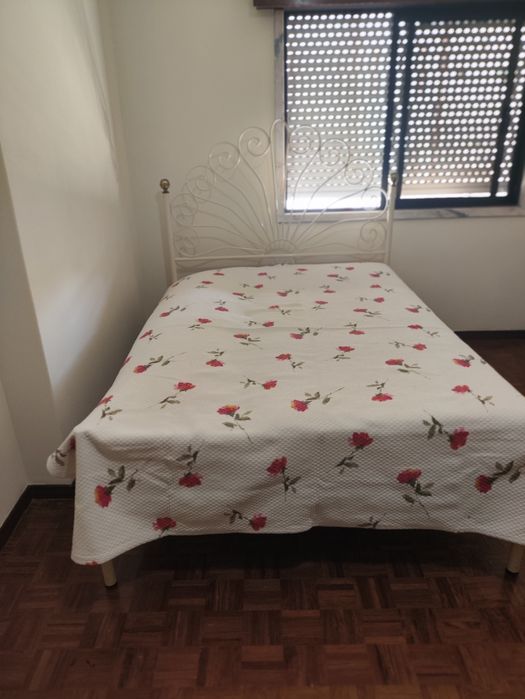 Quarto com vista e elevador – Damaia de Cima, perto do comboio