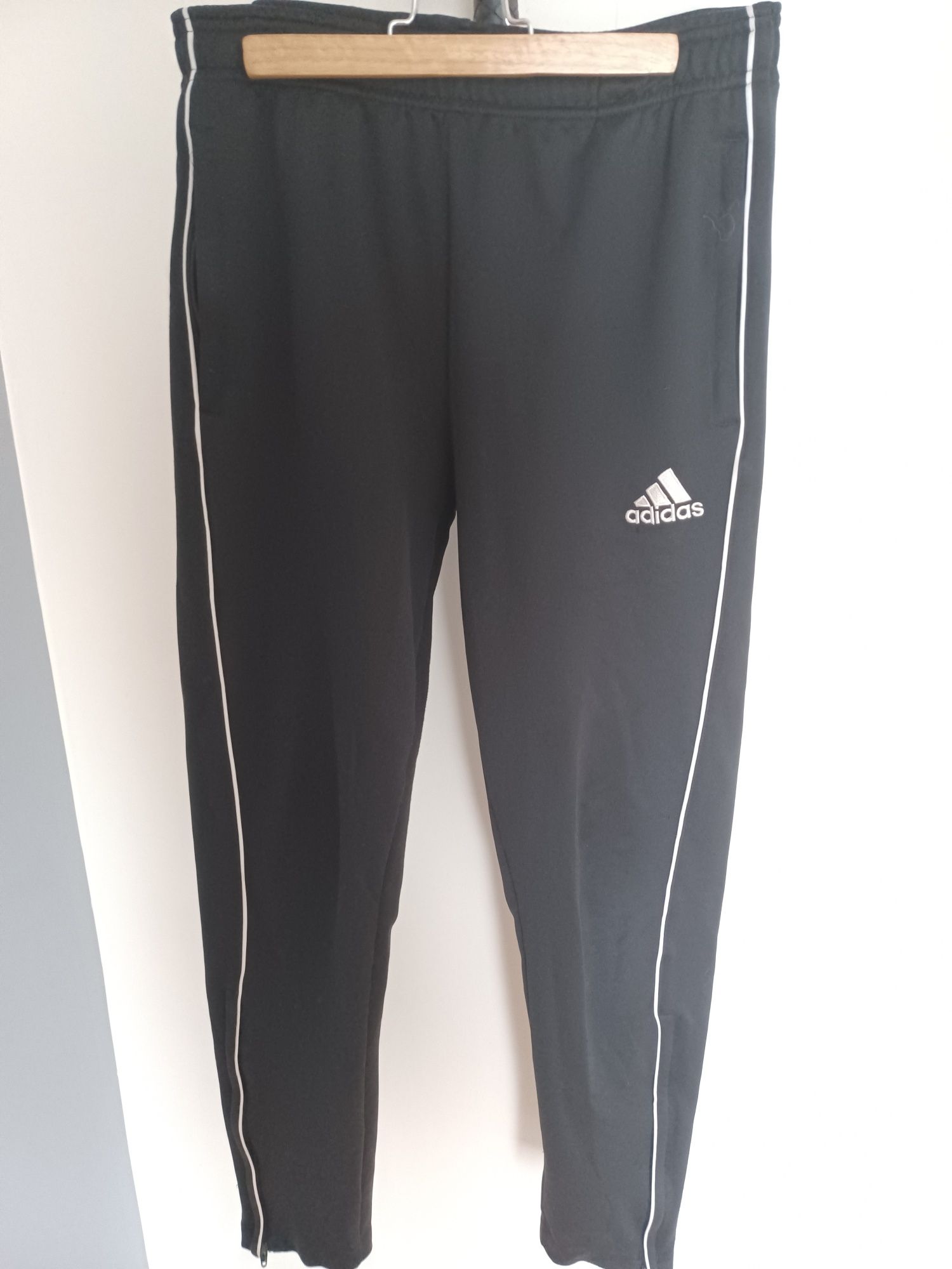Adidas czarne spodnie dresowe
